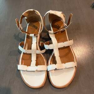 Aquatalia Risa White Leather T-Strap Flat Sandals Size 9